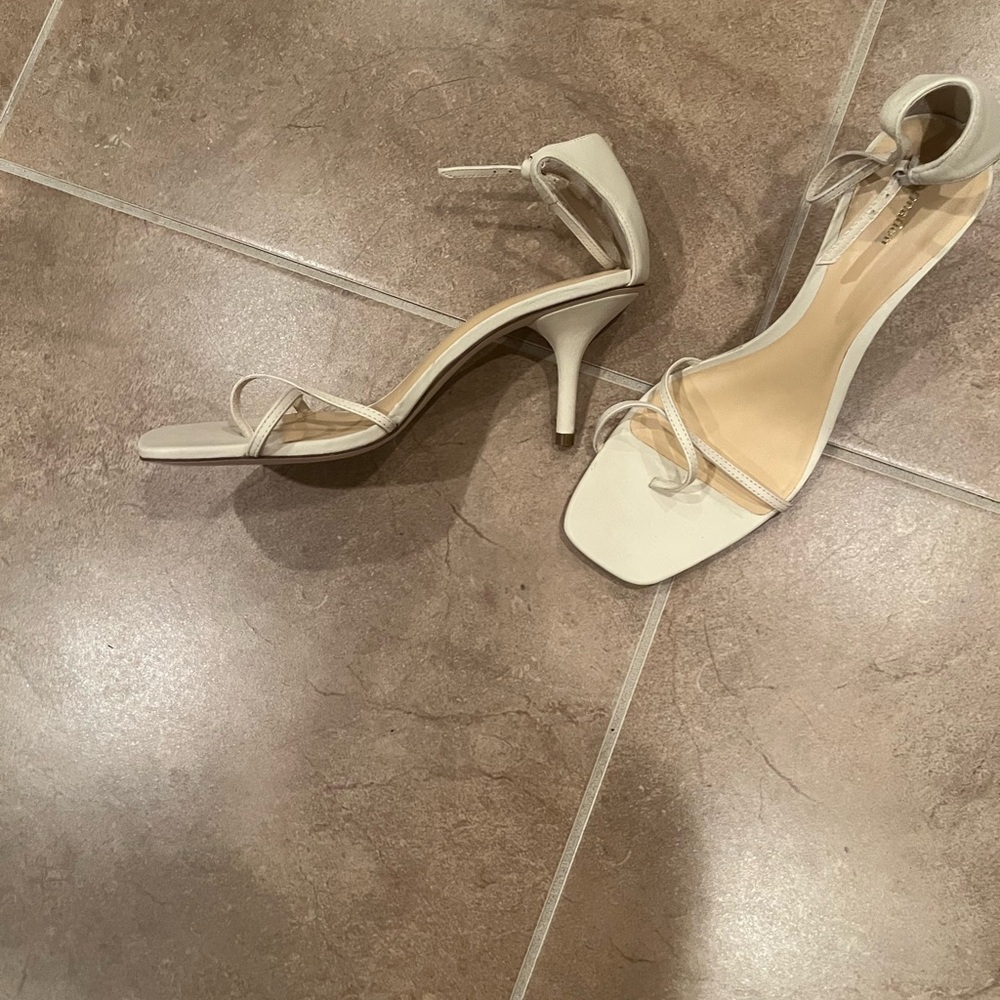 Reformation Gigi Strappy Mid Heel Sandal
Almond 9 $278 Curent - Picture 5 of 8